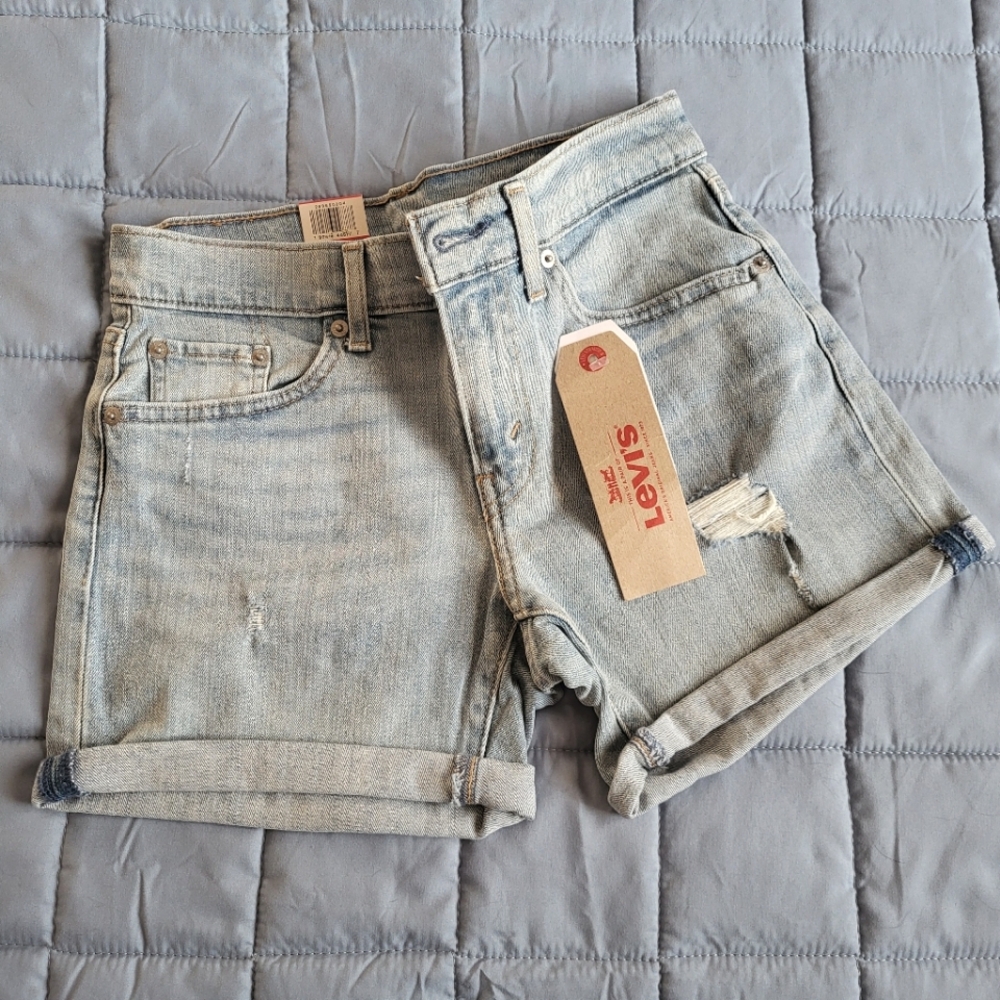 NWT Levi's Light Wash Mid Length Short